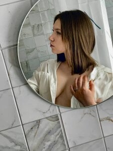 SelenaWarmm Spy on me in the bathroom Kuva 2