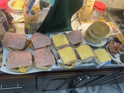 carol_latina13 Día de hamburguesas 😋🍔 Hamburguer eating day 🍔😋 Pic 4