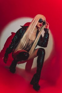 DeboraCopper Red Girl Foto 3