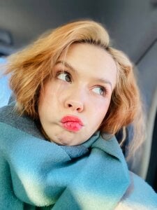 GlitchyDollyOn a walk图片 4