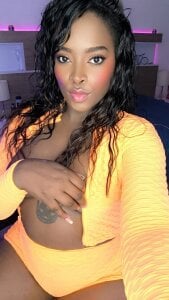 Yellow is the new black ✨ de KAROL-SCOTT  3 photos