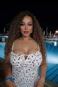 AylinMay Public Poză