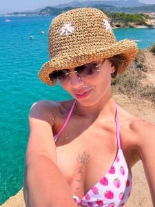 babyyyVal Greece Pic 4