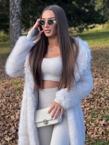 JuliaQuin Lost in the beauty of the mountains 🤍 Pic