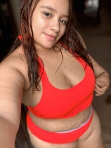 Scarleth-Curvy Public Pic 3