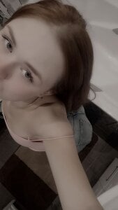 CloverDrews such a slim and fit girl, and you’re waiting for something 사진