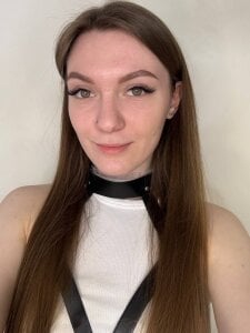 DevonaFares ❤️Green-eyed bitch is eager to play 🎮 Pic 6