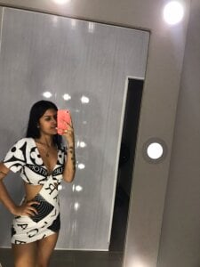 _18_laura Public Pic 8