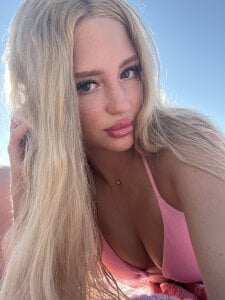 TanaLiza Alena on beach Pic 4