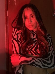 mxli_divine_ Me in red Bilde 4