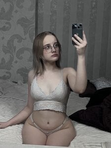 KirstinMcgeady photo session in front of the mirror Gambar 2