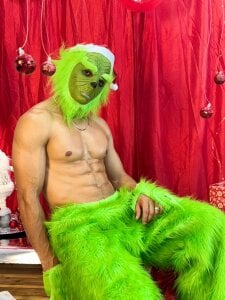 Steven_x94 Christmas charm Pic