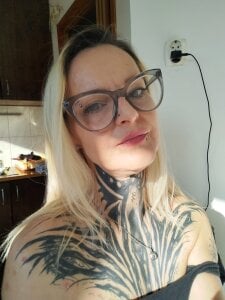 TattooTemptress Me 😈🖤 Pic 4