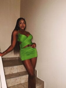 Lola_King An instant of pure seduction between shadows and soft lights.💚 Pic 5