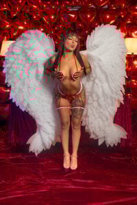 MiiaaMoonroee Today I am your Valentine's angel... come get lost with me.” 💗 Fotka 3