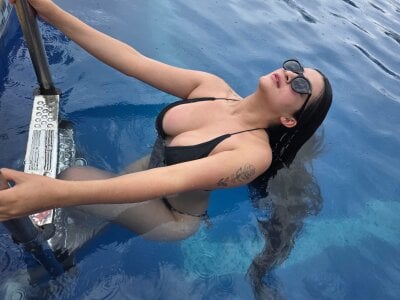 miel_gomez 💦👙 pool day Pic