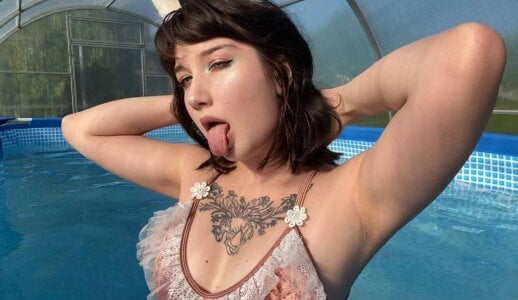 AlisonStormy Public 사진