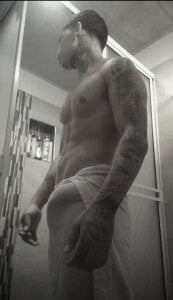 grey_jackson una ducha caliente Pic 6