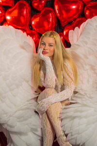 LolaAngellx Angelita on the outside, warm on the inside. Happy Valentine's Day.🔥💗 Billede 9