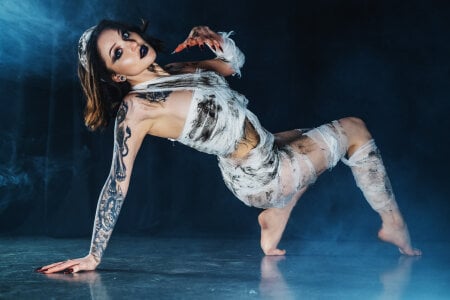 RoxiLester A sexy ghost in the darkness😈 Pic 3