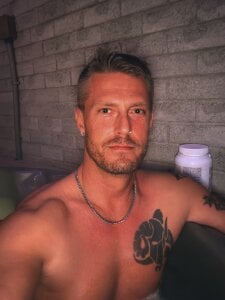 HotnCole: Public ( 2 фото)