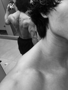 Cry_7 Un poco de músculos Pic 3