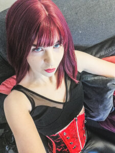 CrimsonDoll_xoxo Public Pic 5
