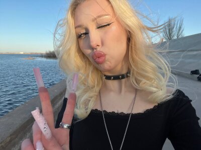 goth__tv sunny Immagine  7