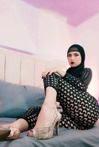 jamila_zair I want to see you coming and not exactly walking 🤤 . fénykép