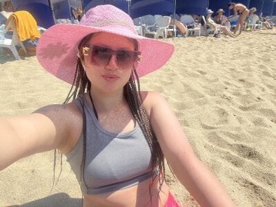 Emmaa_taylorr_: Beach, breeze and sea🌊🏖️🌞 ( 3 фото)