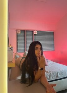 Amy-Saenz mirrow Pic