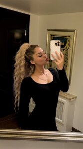 SilkyMira Public Foto