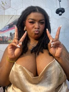 Anaa_Fuentess do you like the color gold?😏🔥🥺 Pic 2