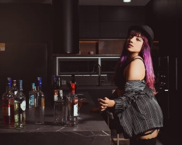 agathaaiko6 la chica de las botellas Pic 2