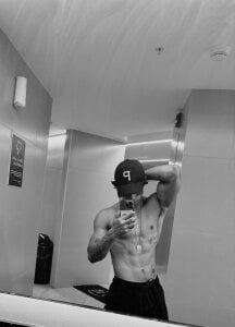 Cry_7 Un poco de músculos Pic 4