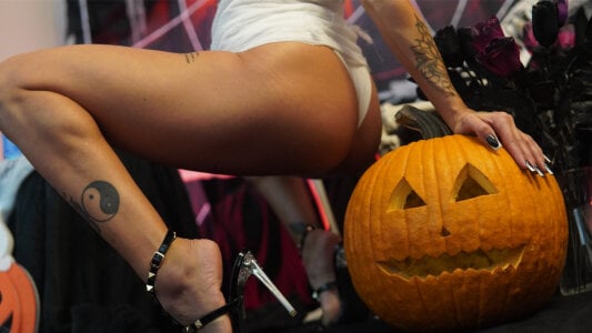 PlayfulShow Trick or lick ?! 🎃 Pic 3