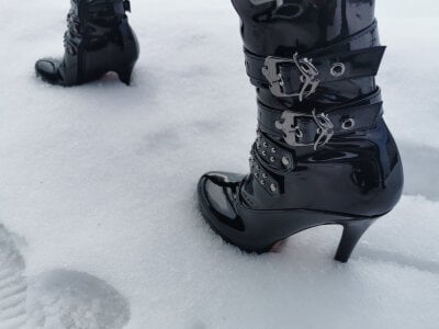 chillimonia Stiefel im Schnee Foto 2