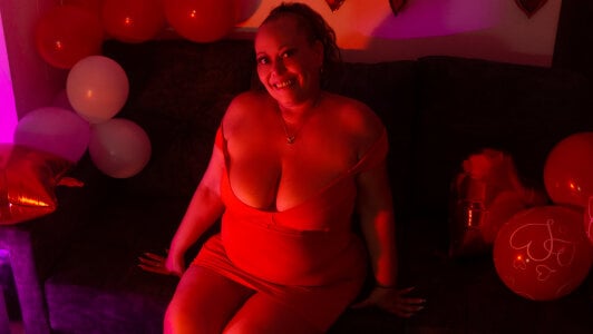 Cheryl_JONESForget the bouquet… I’m the surprise 🌹 Care to untie the ribbon? Bild