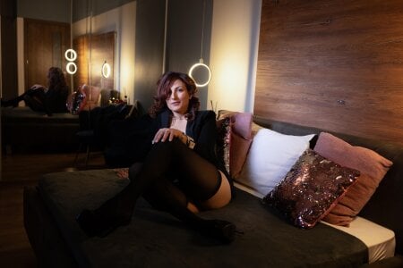 LisaCroft Black Pic 7