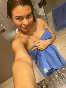 Lori_Evanss Under the shower, letting the water run through every thought. will you stay and look at me?💧 . fénykép