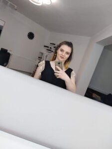 SaraElise At the beauty salon 😍 Pic