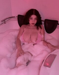 18_salo Salomé, en el jacuzzi Pic 3