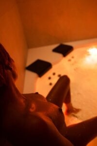 Amber-Noire Public Bilde