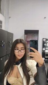 KimDevinne “You make my smile a little more dangerous tonight 😏💞” Pic 4