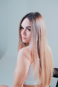 HildaForland Beauty with chair Pic 3