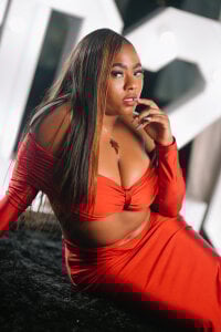 MARA_THOMPSONNのHappy new year!! 🥂💖の 3枚の写真