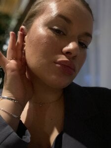 What was your dream tonight? ;) Was it about me? de Margot_Ocean  2 Imagens