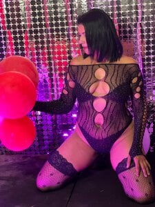 Wanda_Milf: Red Wine Romance ( 7 фото)