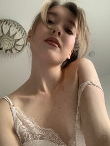 GwenAir Naked in the bedroom Pic 4