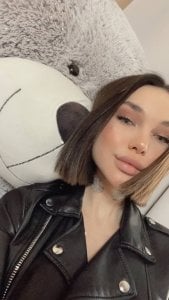 HollyExtraFake Public Pic 3